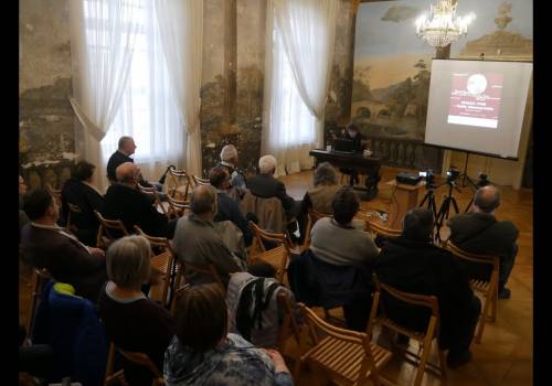 Zdjęcie przedstawia ludzi na wystawie w Muzeum Śląska Cieszyńskiego