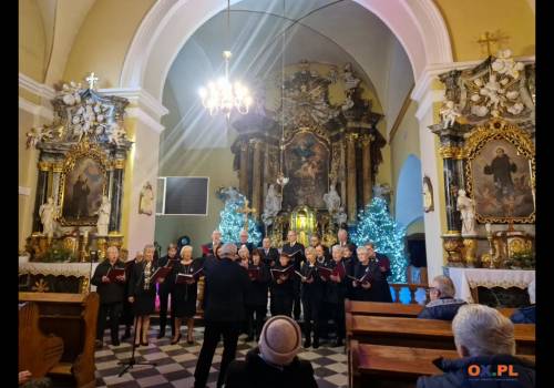 Koncert kolęd w wykonaniu chóru „LUTNIA" i chóru z parafii w Puńcowie.  foto MJ/OX.PL